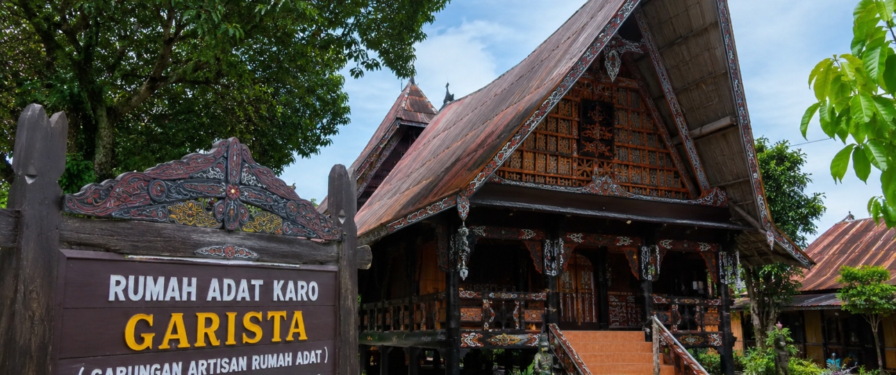 Rumah Adat Karo GARISTA dengan arsitektur tradisional khas budaya Karo di Medan